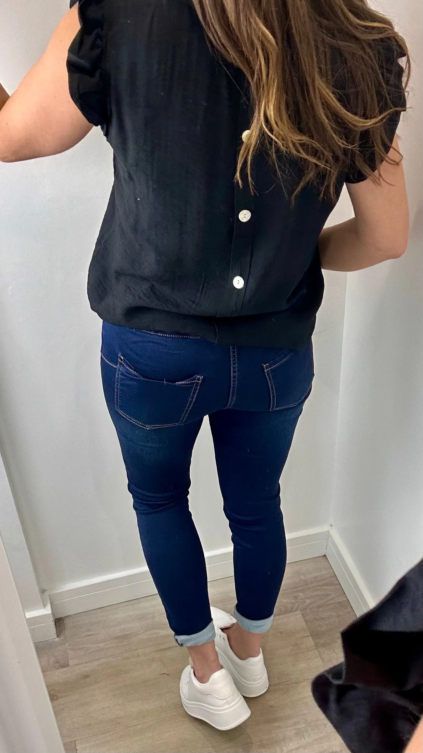 BLACK BUTTON BACK TOP