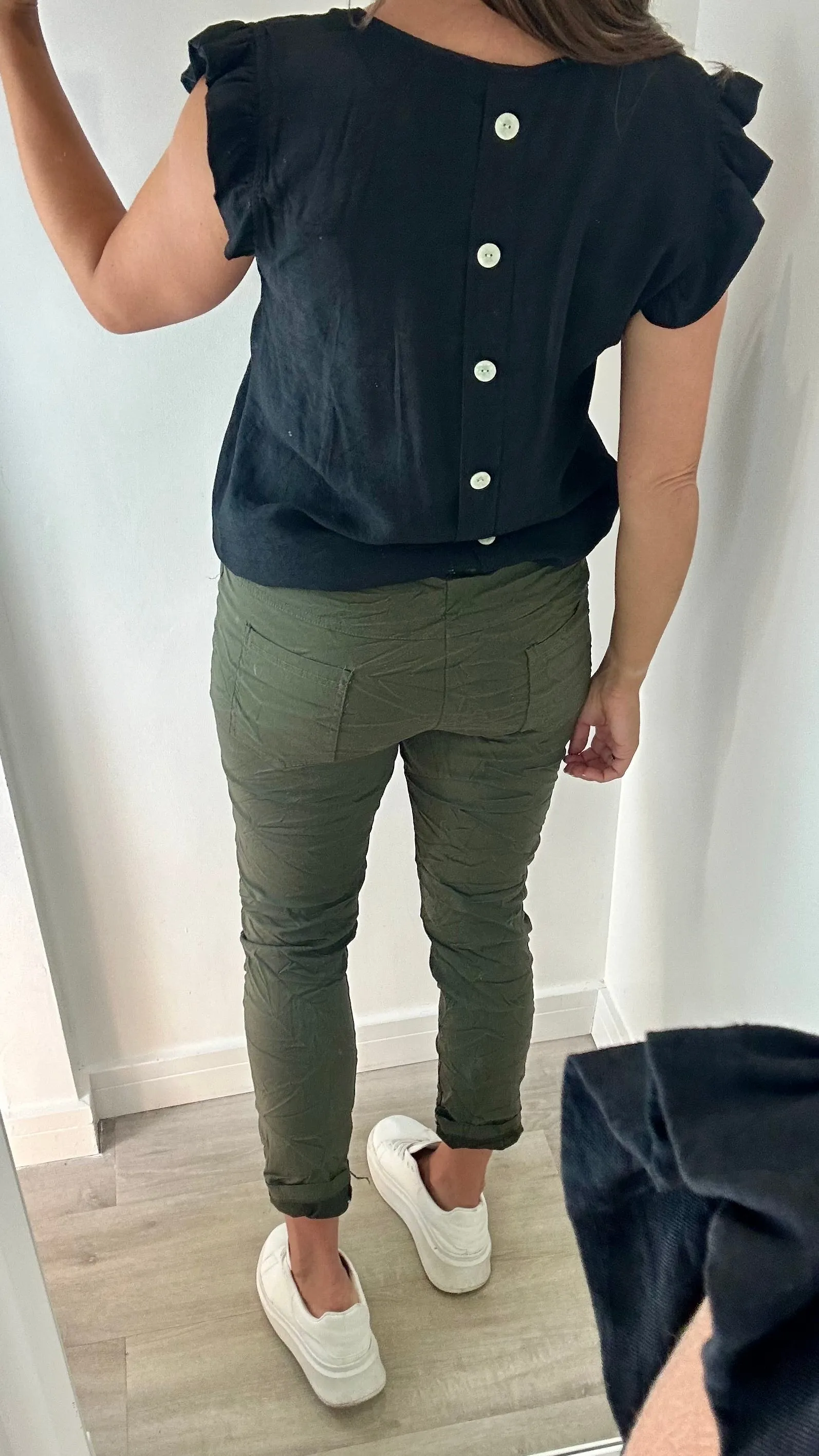 BLACK BUTTON BACK TOP