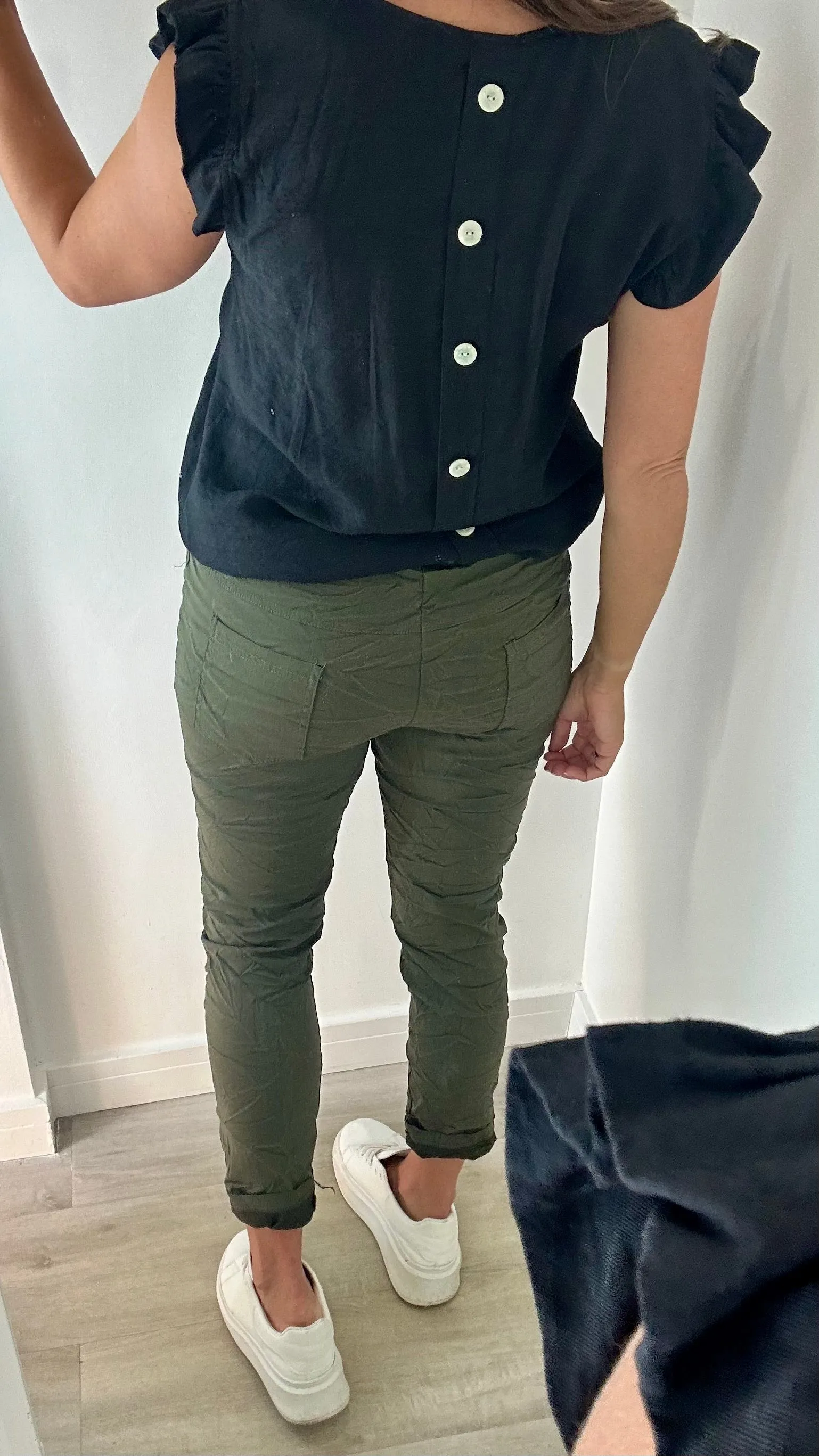 BLACK BUTTON BACK TOP