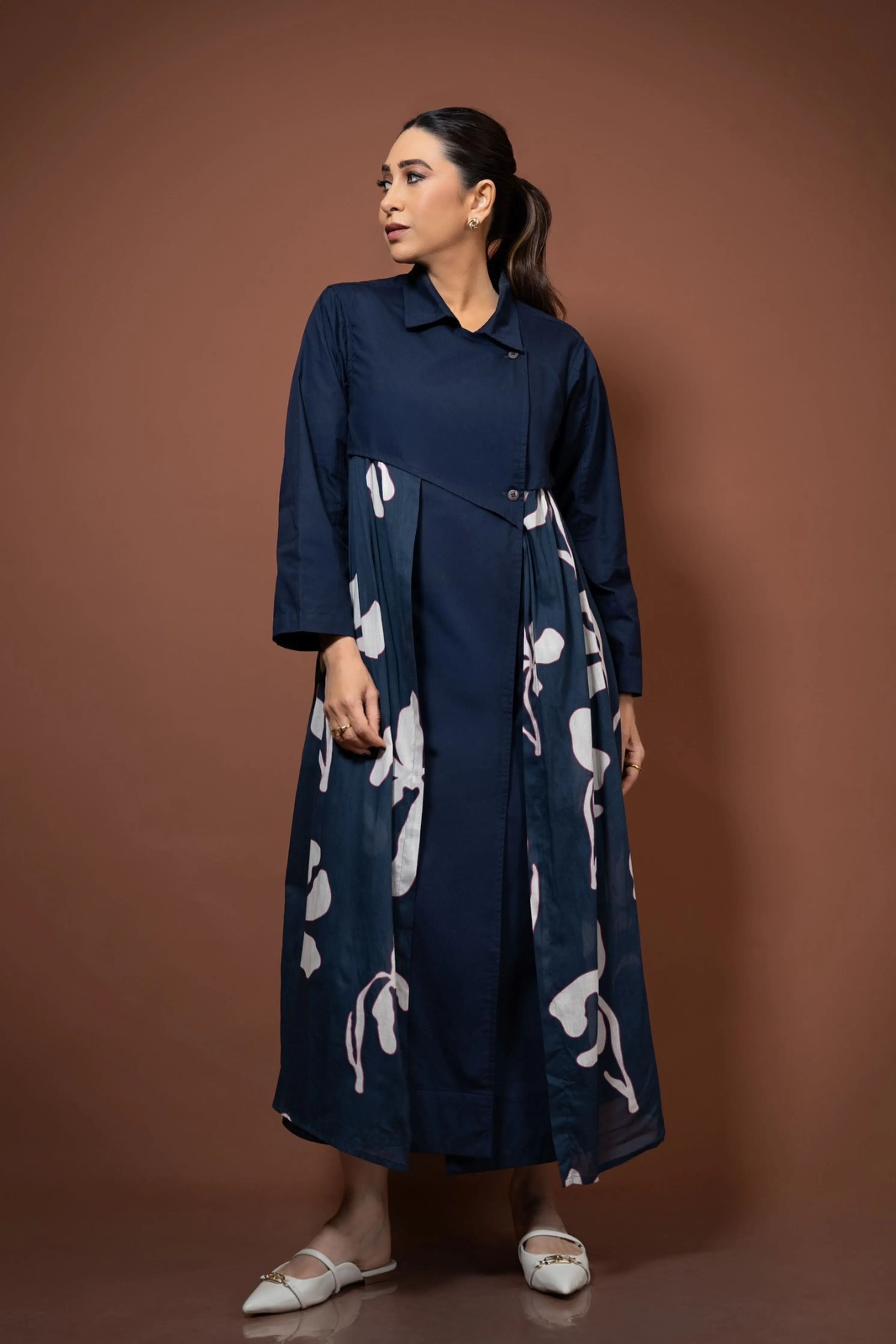 Karishma Kapoor in Khara Kapas