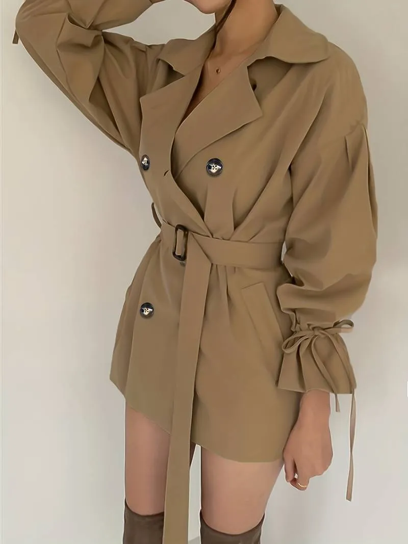 Mid-length, double-breasted trench coat with collar and belt - High-quality craftsmanship for durability - Perfect for chilly days