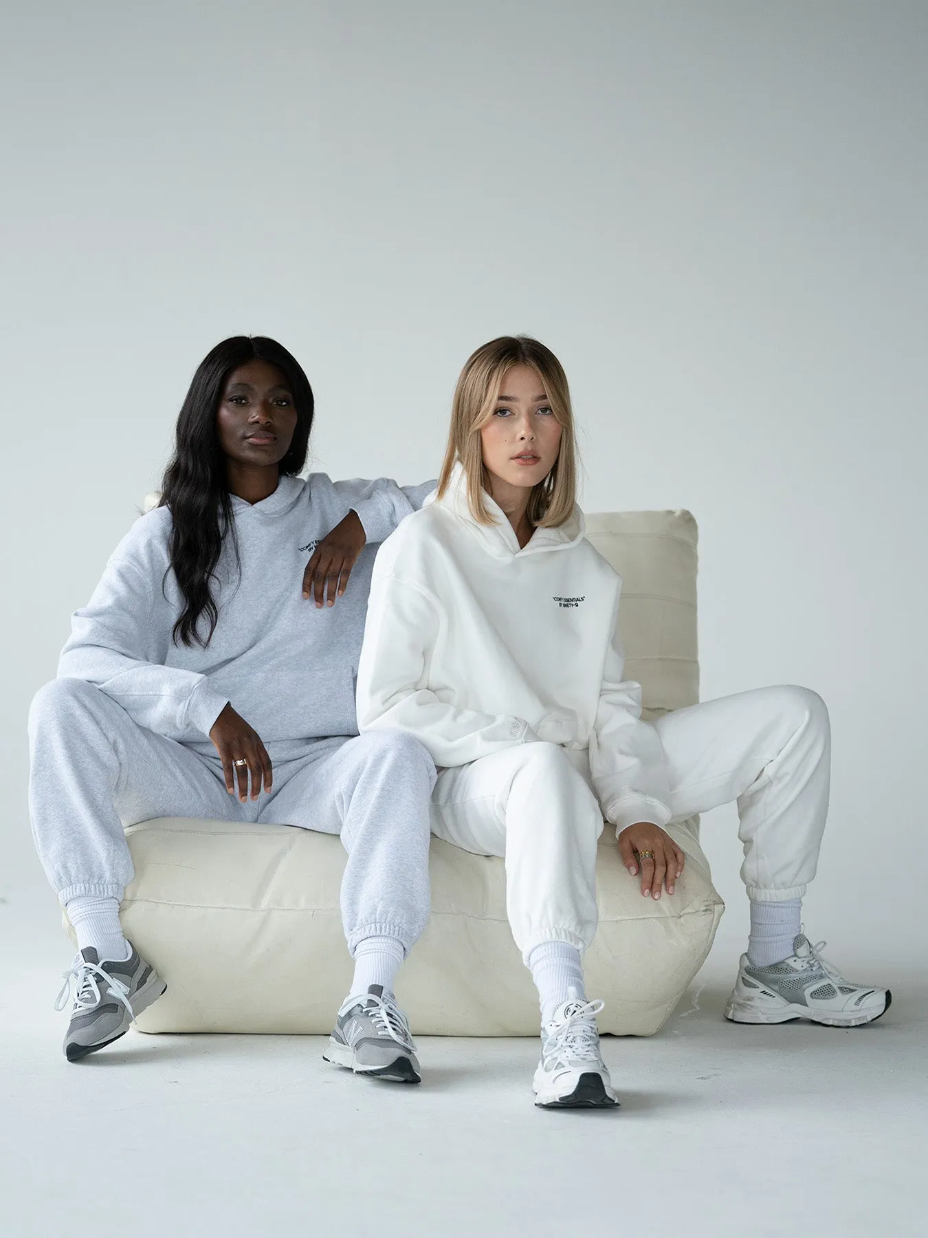 SET - ESSENTIALS - HOODIE AND SWEATPANTS • LIGHT GREY